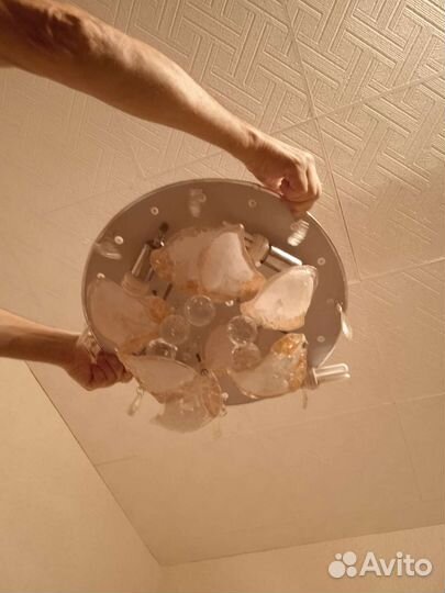 Люстра переключается на дистанционке и святиль