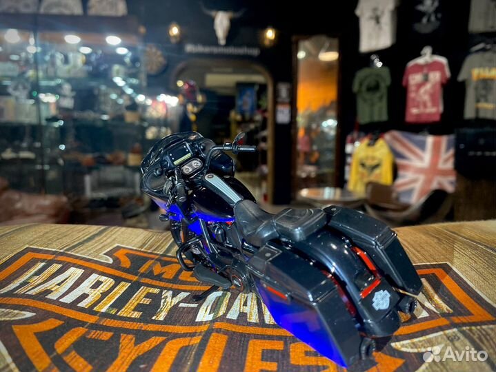 Модель мото 1:18 Harley Davidson Road Glide синий