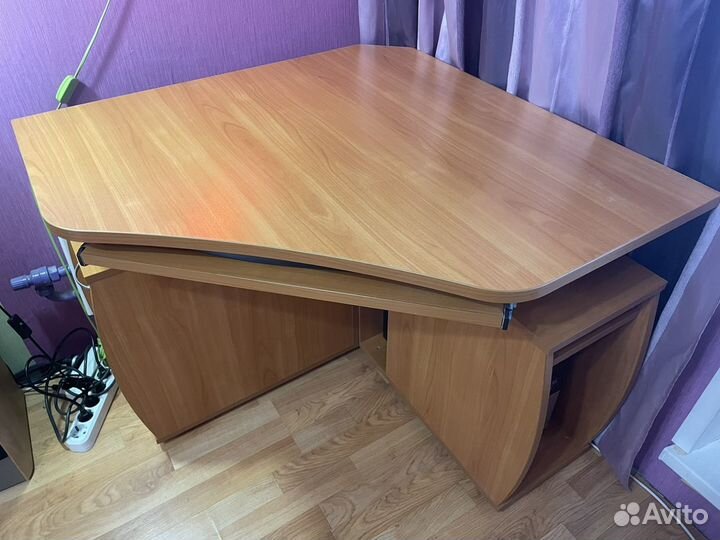 Угловой компьютерный письменный стол в идеальном с