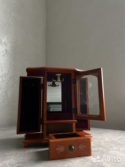 Шкатулка - шкаф для украшений