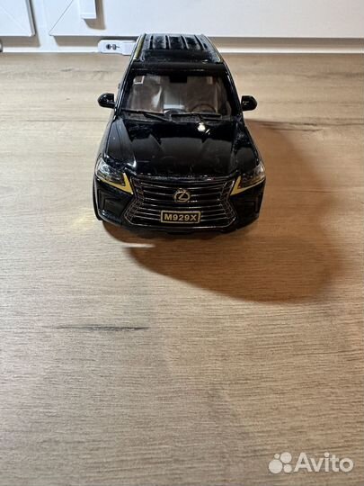 Игрушечная машинка