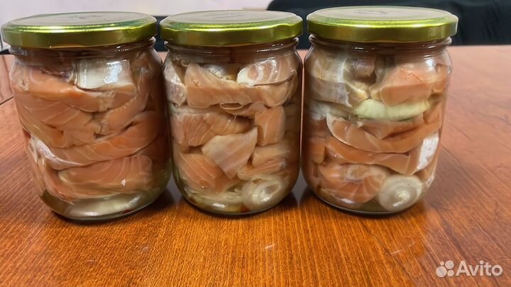 Дикий лосось ломтики в масле