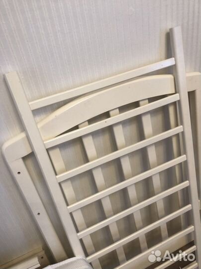 Кровать детская с маятником