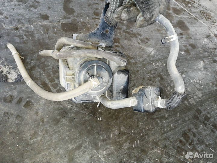 Абсорбер топливного бака Toyota Voxy AZR60G