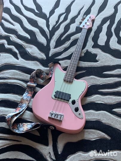 Бас гитара squier jaguar bass