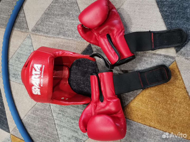 Детские боксерские перчатки и шлем