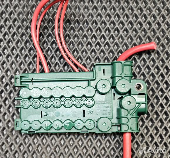 Распределитель тока в багажнике Е39 BMW