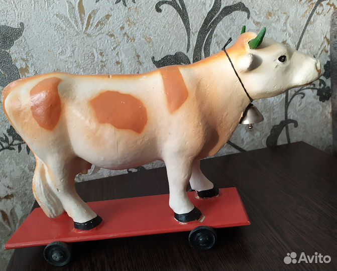 Игрушка Корова на колесиках 1976 год