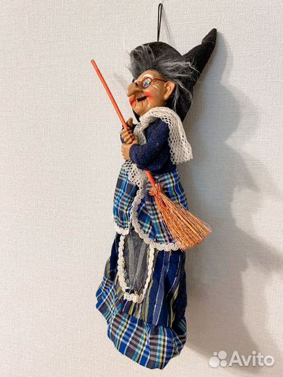 Баба Яга с метлой. Оберег