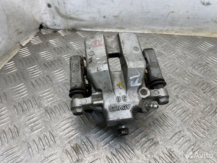 Суппорт тормозной задний левый Toyota Camry V50