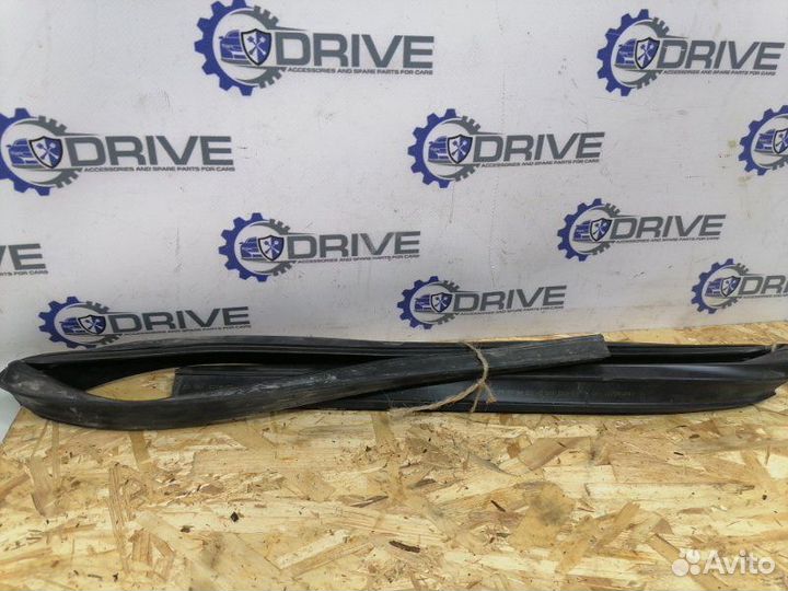 Уплотнитель стекла двери задний правый Bmw E60