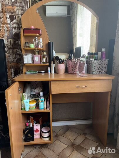 Туалетный столик с зеркалом