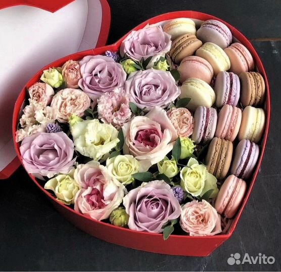 Сердце с макарунами и цветами №461