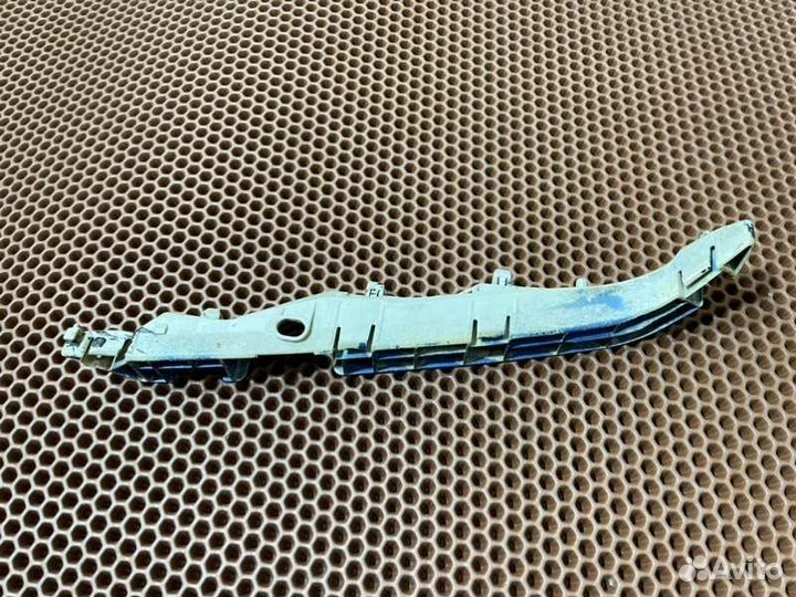 Кронштейн бампера передний правый Subaru Impreza