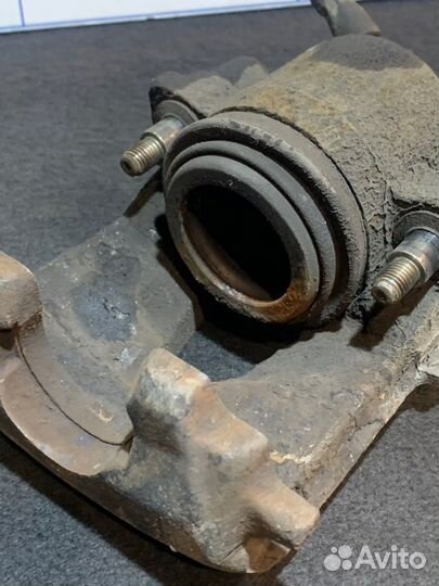 Суппорт передний левый Skoda Octavia 2 (A5)