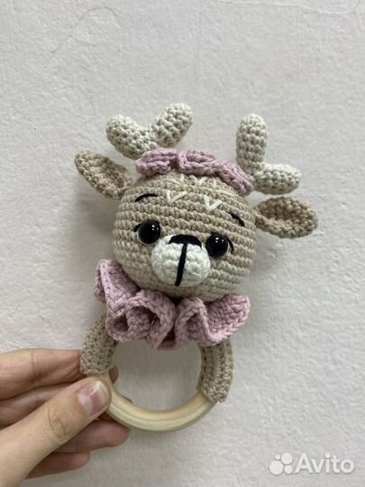 Вязаная игрушка погремушка грызунок