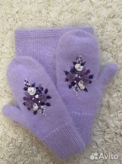 Варежки ручной работы с вышивкой для девушки