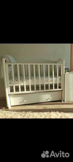 Детская кроватка с маятником и ящиком