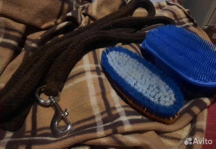 Щетка, скребница и чомбур для лошади