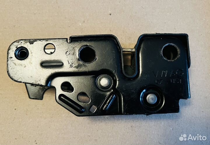 2H0823509B замок капота volkswagen amarok