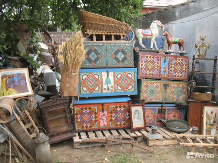 Старый сундук из массива дерева расписной кованый