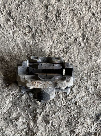 Суппорт передний правый volkswagen polo