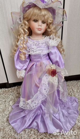 Кукла фарфоровая