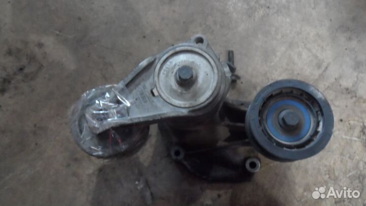 Натяжитель ремня в сборе с кронштейном Scania R420