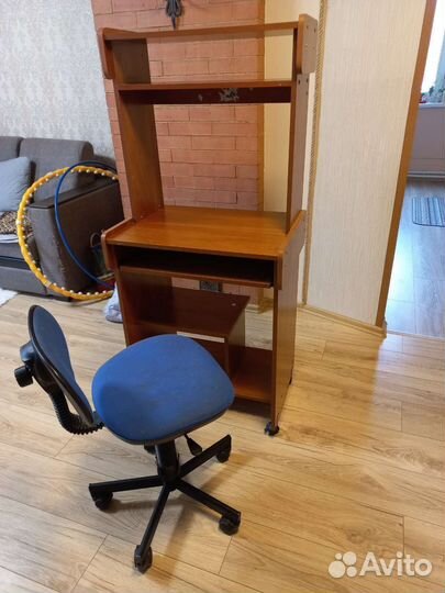 Компьютерный стол и кресло