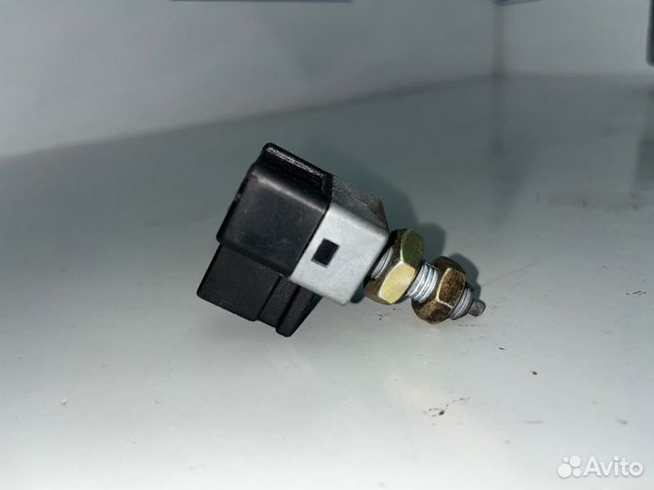 Датчик включения стопсигнала Hyundai Sonata IV