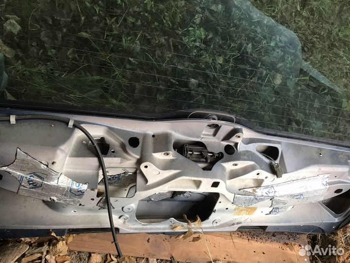 Вольво хс70-2004 стекло двери багажника