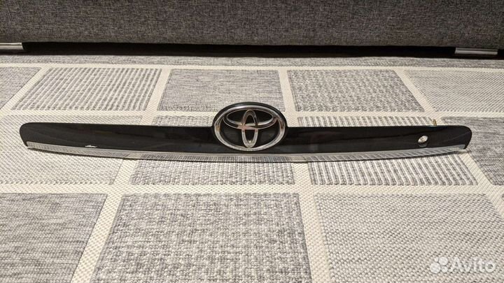 Молдинг задней двери багажника Fielder 121