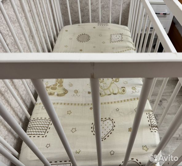 Детская кроватка с продольным маятником