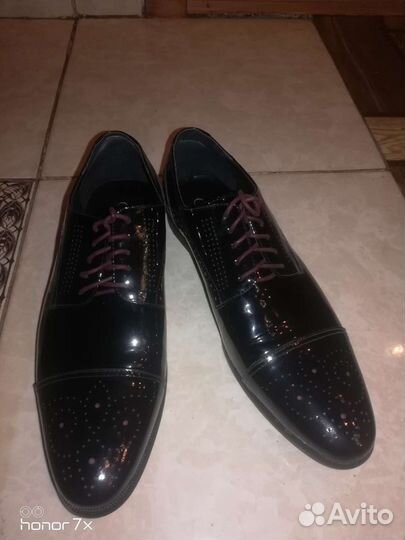 Мужские туфли и мужские коньки