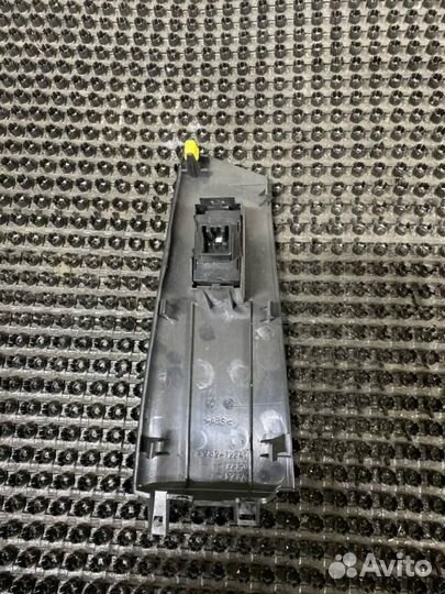 Кнопка стеклоподъемника передняя левая Toyota