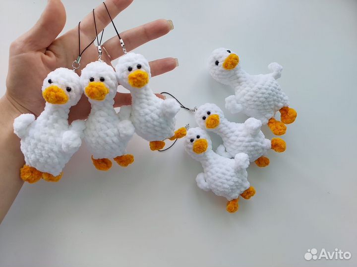 Вязаный брелок гусь