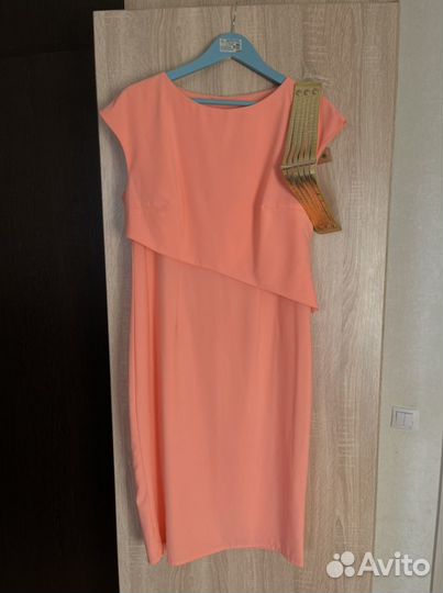 Платье силуэтное миди