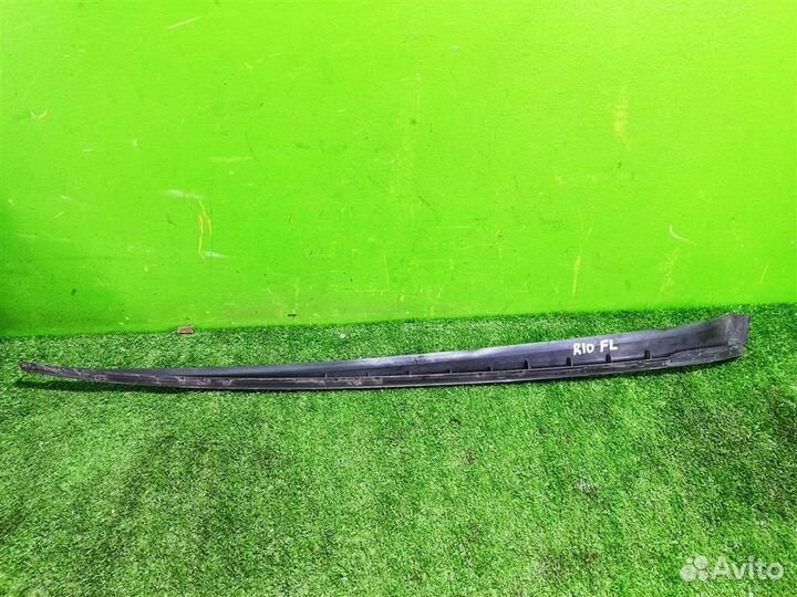 Молдинг лобового стекла левый volkswagen Golf Plu