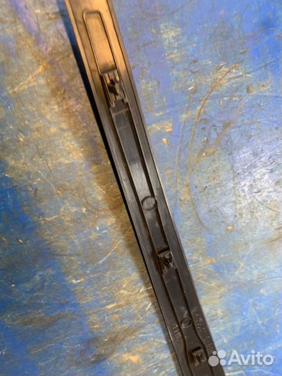Молдинг стекла левый Subaru Forester SG EJ205 2005