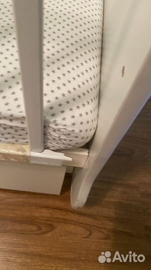Детская кроватка и комод