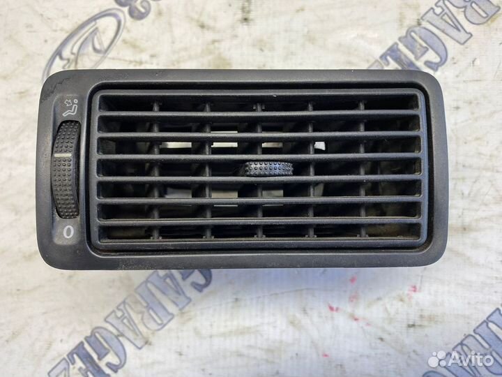 Дефлектор правый торпедо volkswagen golf 4