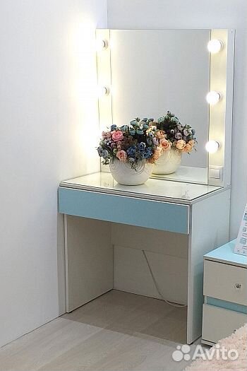 Косметический столик в наличии