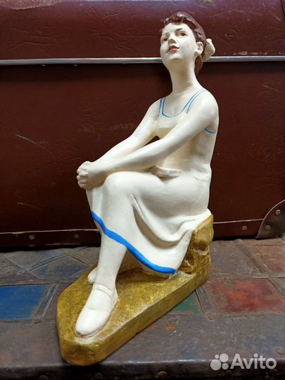 Статуэтка Девушка с книгой СССР 1950-е