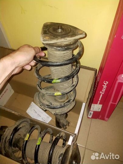 Амортизаторы передние в сборе на Mazda3,Ford focus