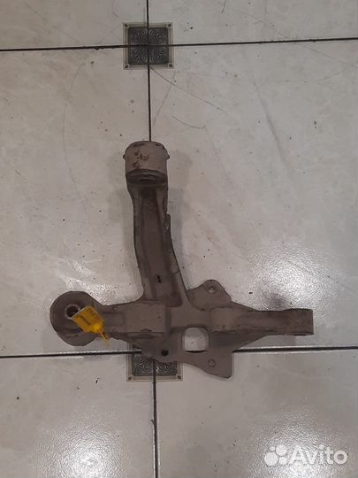Поворотный кулак задний левый Toyota Camry 40