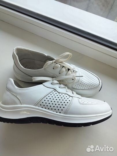 Кроссовки женские 38 размер бу