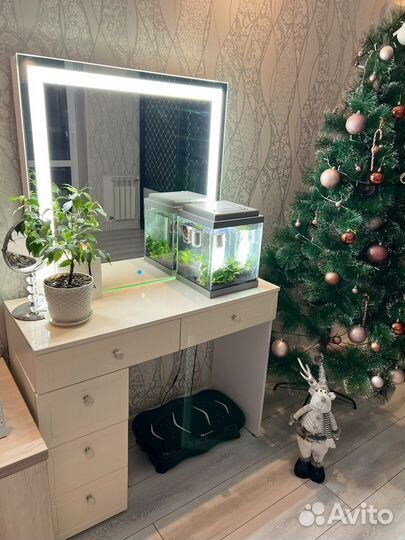 Туалетный столик с зеркалом и подсветкой