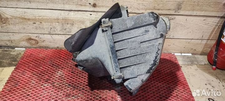 Корпус воздушного фильтра Volkswagen Passat