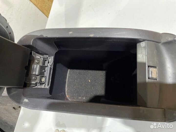 Подлокотник Renault Megane седан K4M 2006