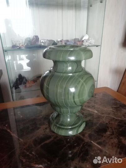 Вазы и настольные лампы из натурального камня